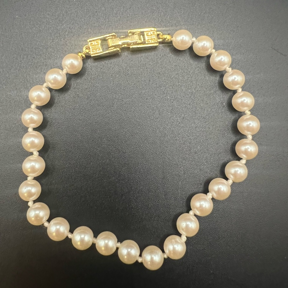 Vintage GIVENCHY Bijioux Simulated Pearl 8” Bracelet
